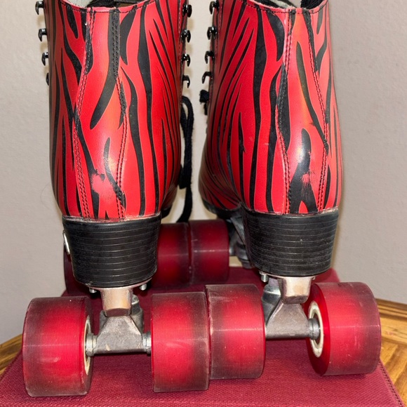 Limited edition metal plate zebra Moxie size 9 Skates - Picture 3 of 5